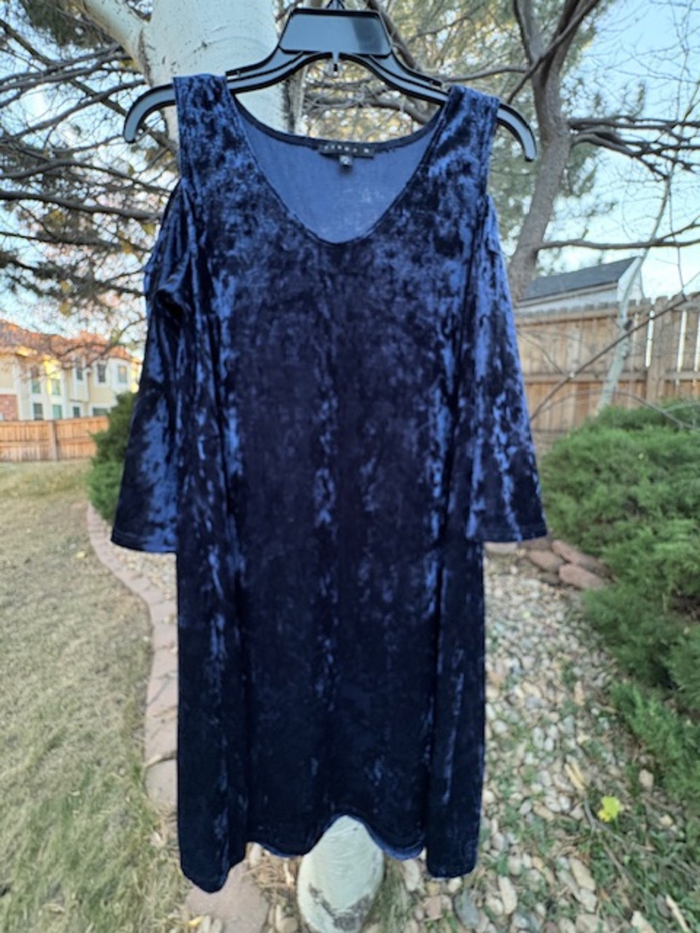Tiana B Blue Velvet Midi Dress Cold Shoulder Trumpet Sleeves never worn size 8